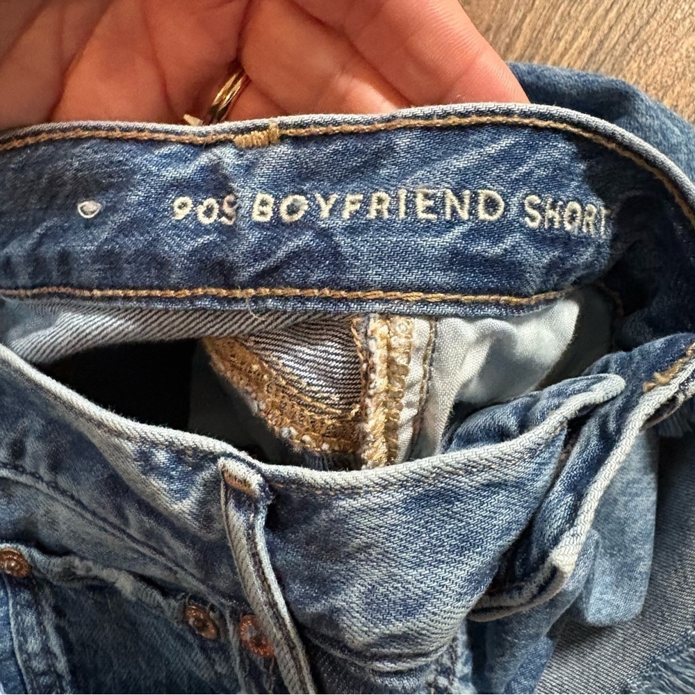 American Eagle 90’s boyfriend ripped Jean shorts - Picture 3 of 4